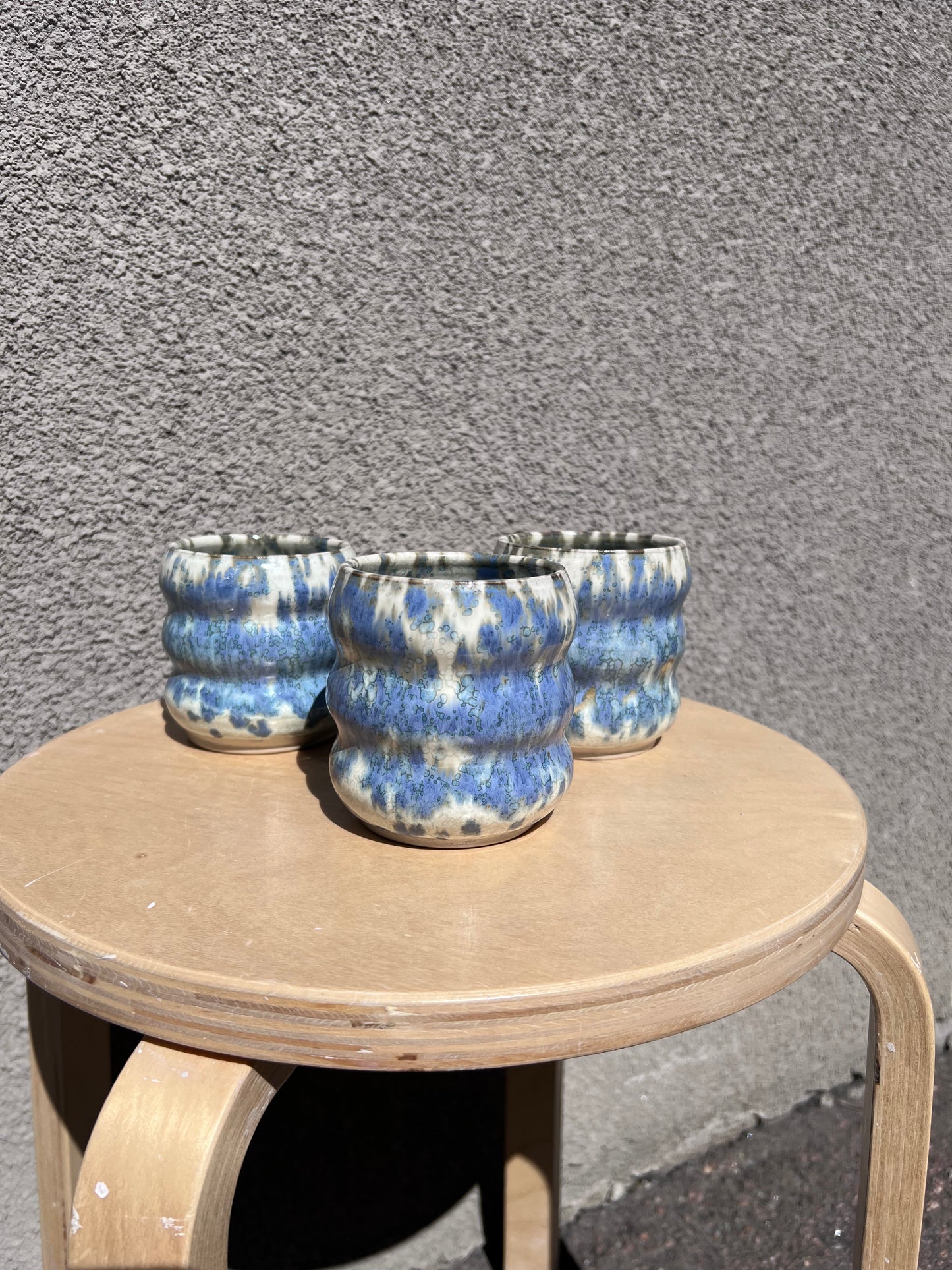 Blå bubblig mugg