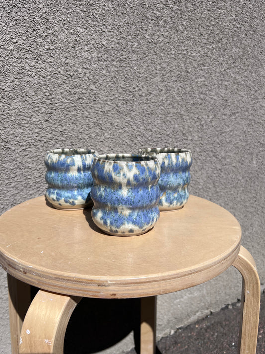 Blå bubblig mugg
