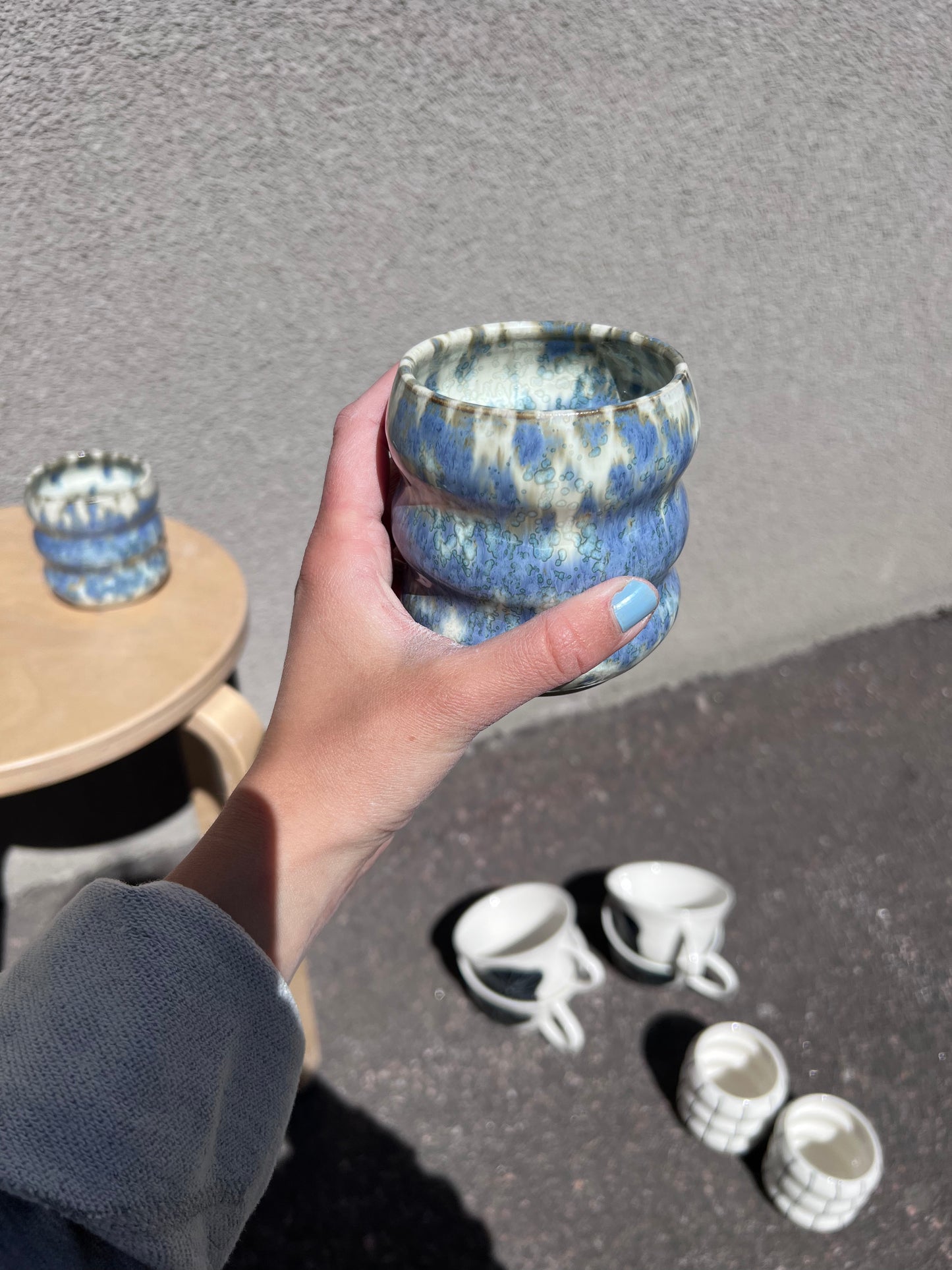 Blå bubblig mugg