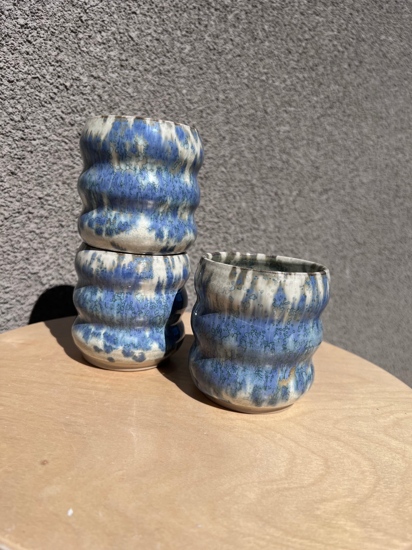 Blå bubblig mugg
